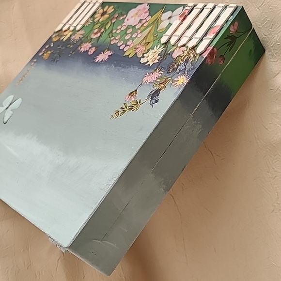 HANDCRAFTED & DECORATED FENCED IN GARDEN WOODEN BOX - Picture 8 of 14